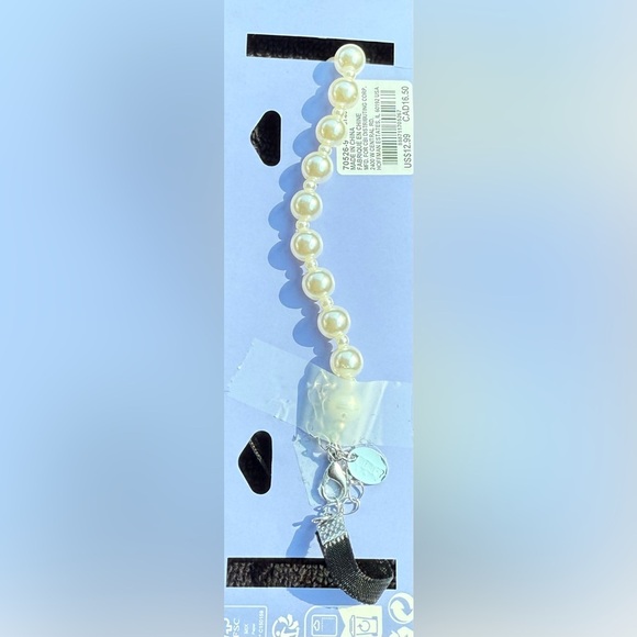 Claire's Black Velvet Bow and Faux Pearl Choker Necklace - Picture 5 of 6